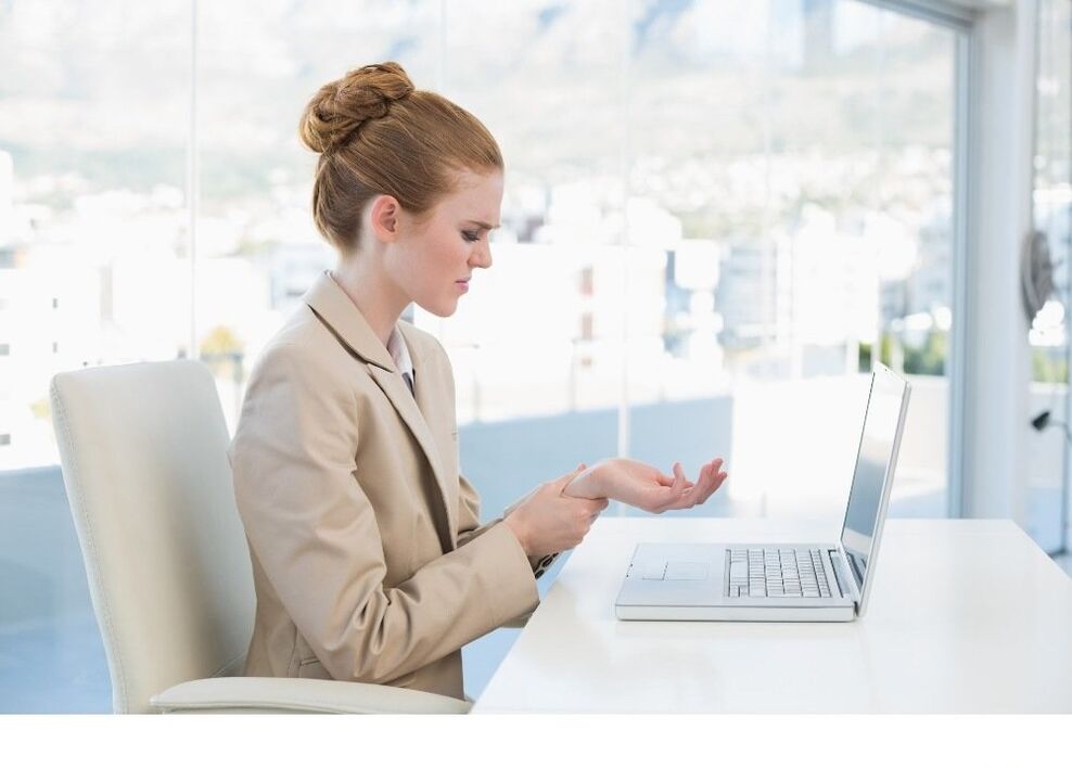 Signs of arthrosis of hands because they have to do business on the computer